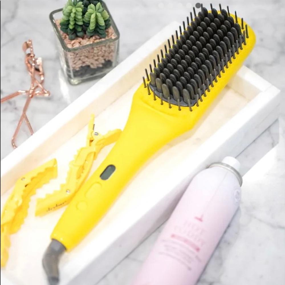Dry at - The Brush Crush Heated Straightening Brush